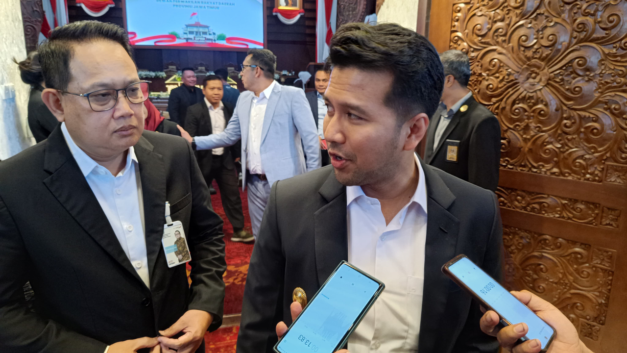 Wagub Jatim Emil Elestianto Dardak usai menghadiri rapat paripurna DPRD Jatim yang ditunda, Senin (25/8/2025). (Foto: Alkalifi/Lingkaran.net)