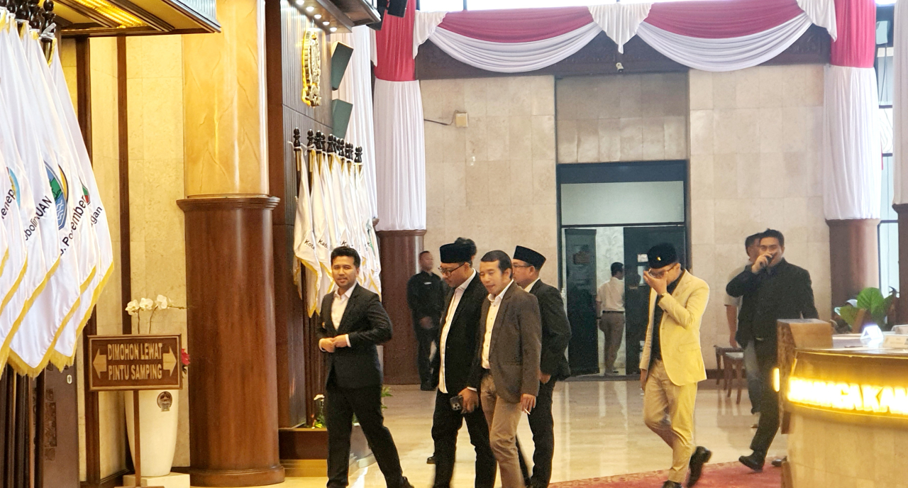 Emil Dardak, Wakil Gubernur Jatim tampak memasuki ruang rapat Paripurna, Senin (25/8/2025). (Foto: Alkalifi/Lingkaran.net)