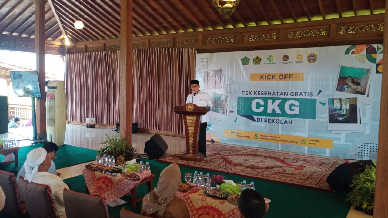 Wamenag Romo Muhammad Syafii, Senin (4/8/2025)  meresmikan peluncuran Program Cek Kesehatan Gratis (CKG) DI Pesantren Modern Al-Amanah. (Foto: Yono for lingkaran.net)