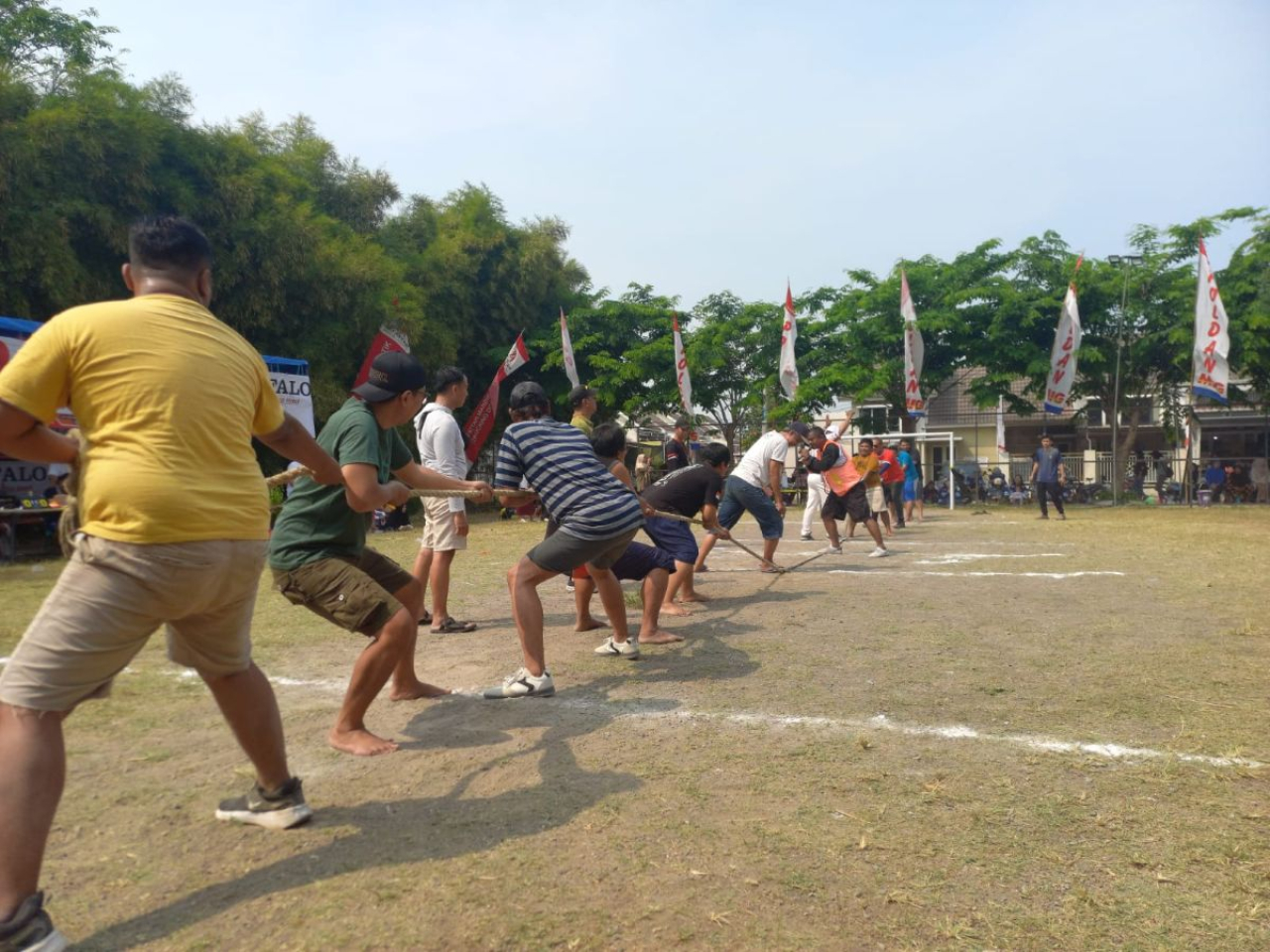Warga D'Gardenia City saat mengikuti lomba tarik tambang dalam rangka memeriahkan HUT RI Ke-80