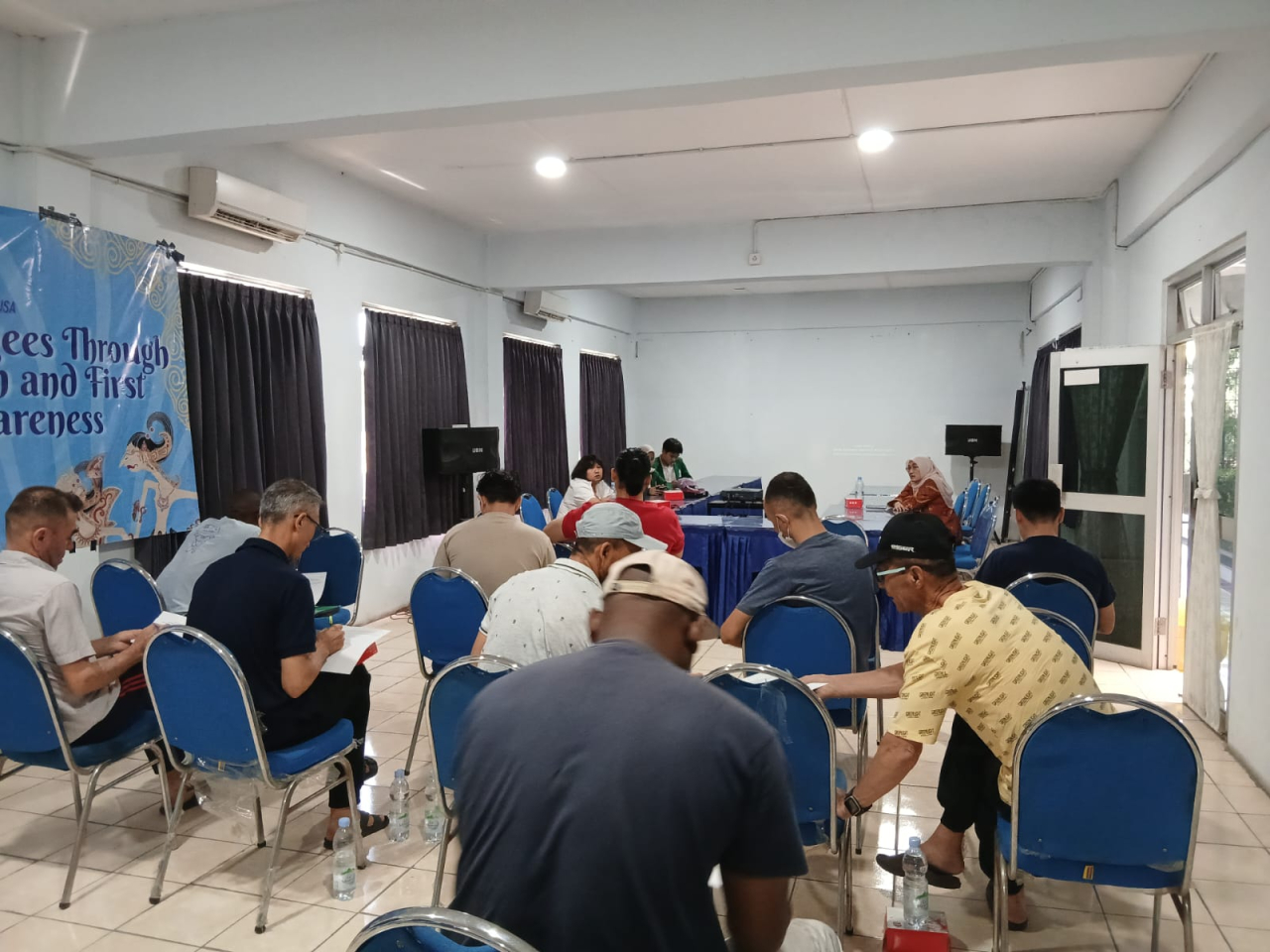 Mahasiswa UNUSA memberikan pelatihan ke para pengungsi. (Foto: Ist)