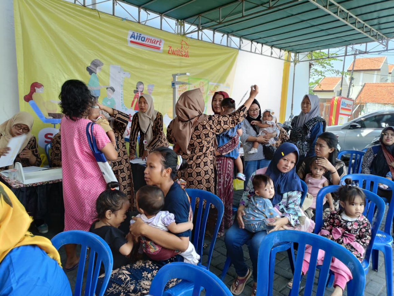 Kegiatan Alfamart Sahabat Posyandu digelar di Lidah Kulon Surabaya. (Foto: Ame for Lingkaran.net)