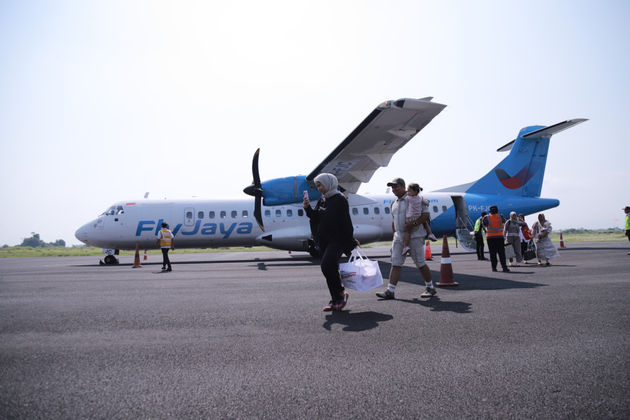 Penerbangan perdana di Bandara Notohadinegoro resmi dilakukan pada Selasa (23/9/2025) dengan rute langsung menuju Bandara Halim Perdanakusuma, Jakarta.