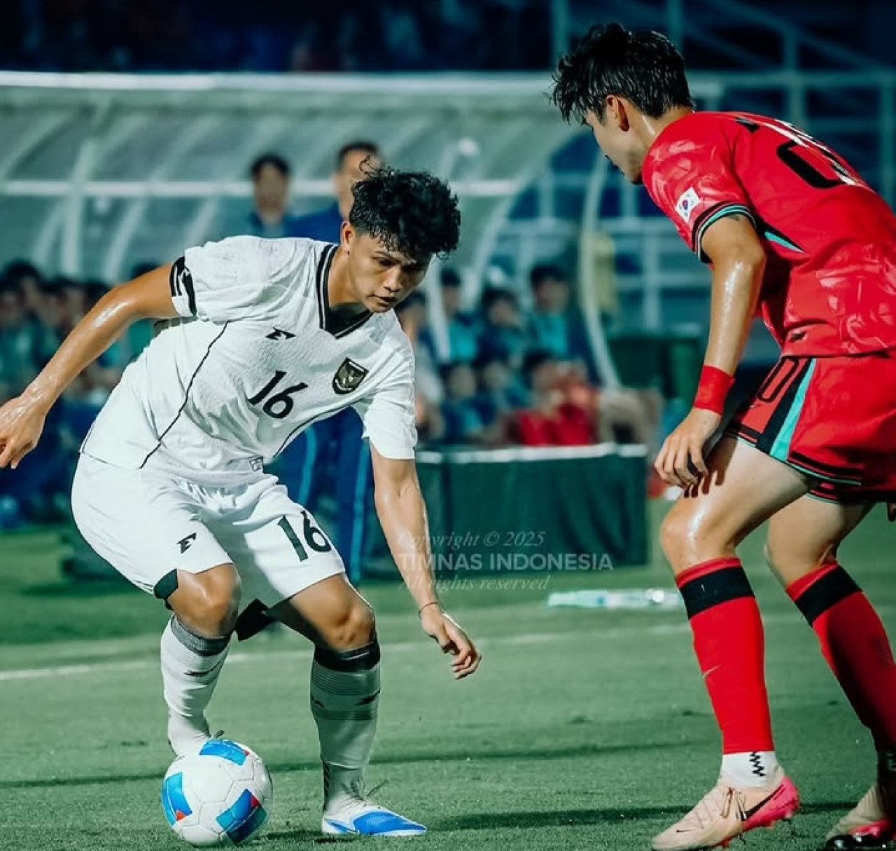 Striker Timnas Indonesia U-23, Hokky Caraka (putih) saat melawan Korea Selatan U-23 (Foto: Instagram timnasindonesia)