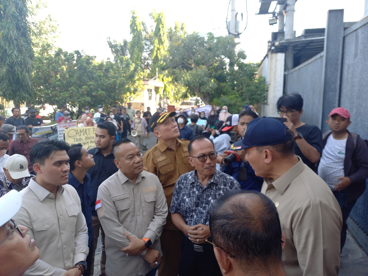Ketua Komisi A DPRD Surabaya Yona Bagus Widyatmoko saat mendatangi PT. Suka Jadi Logam, Senin (15/9/2025).
