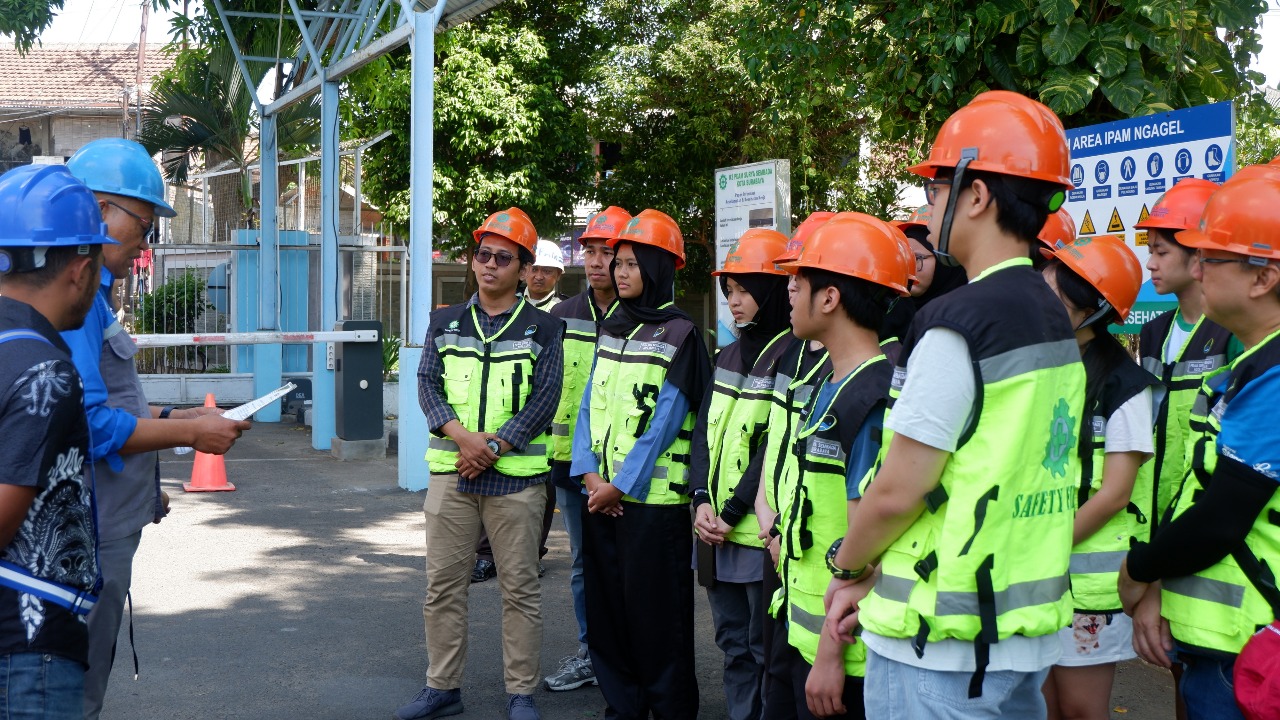 kunjungan industri Nanyang Polytechnic University Singapore bersama mahasiswa Fakultas Sains dan Teknologi Universitas Airlangga di Instalasi Pengolahan Air Minum (IPAM) Ngagel