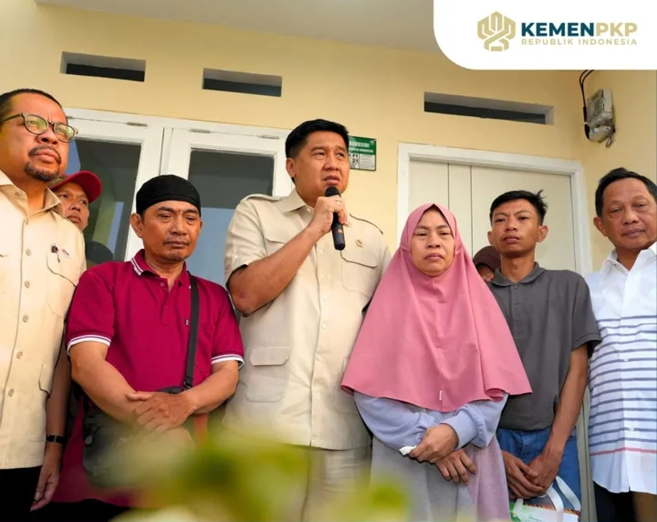 Menteri PKP Maruarar Sirait menyerahkan bantuan rumah subsidi gratis kepada keluarga almarhum Affan Kurniawan (Foto: Kementerian PKP)