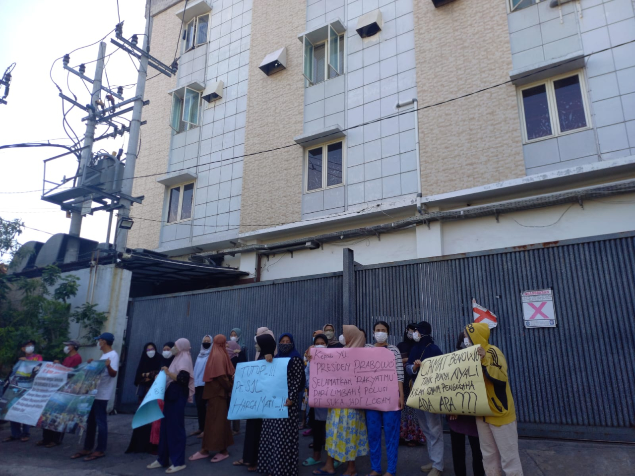 Warga yang melakukan aksi demonstrasi di depan PT Suka Jadi Logam