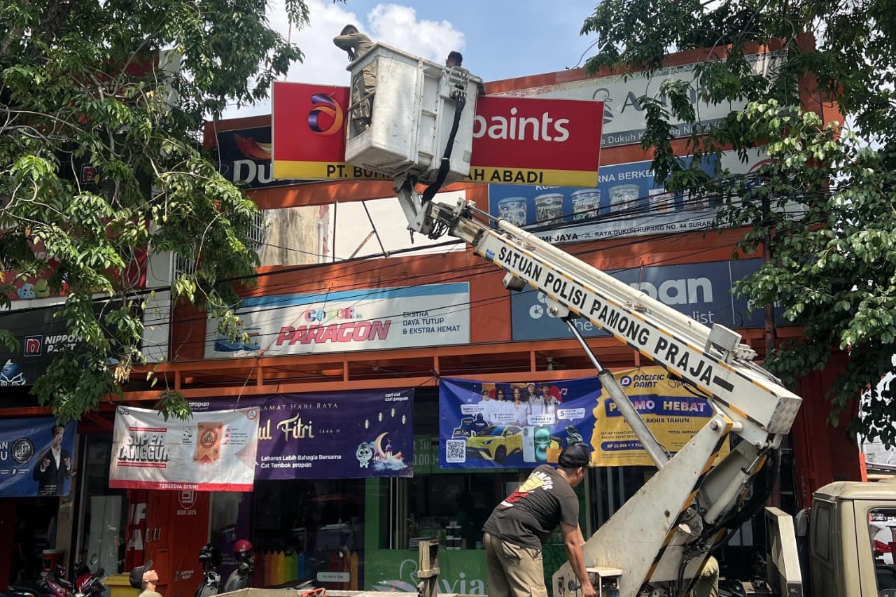 Pemkot Surabaya menertibkan reklame tak berizin (Foto: Kominfo Surabaya)