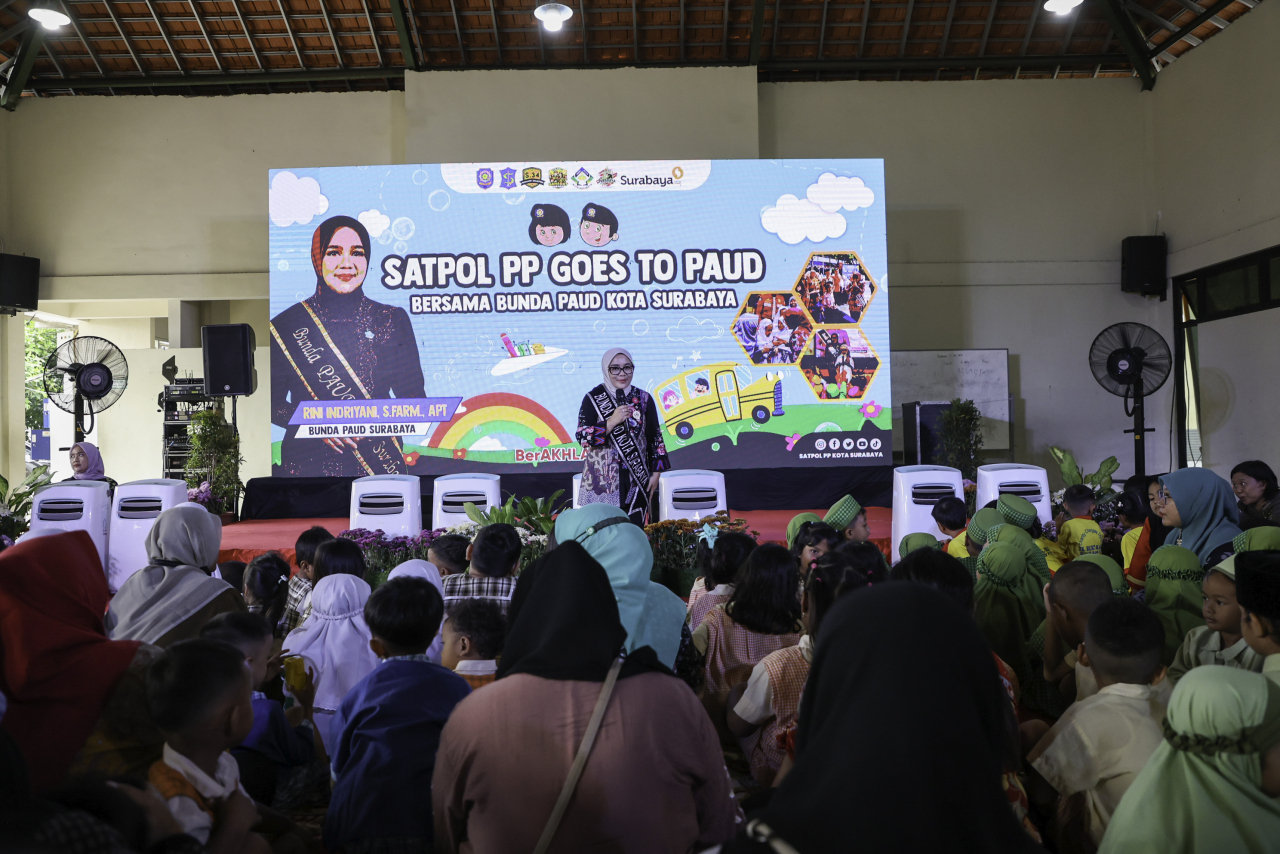 Rini Indriyani jadi pemateri acara program Satpol PP Goes To School yang kini menyasar anak usia dini (Foto: Pemkot Surabaya)