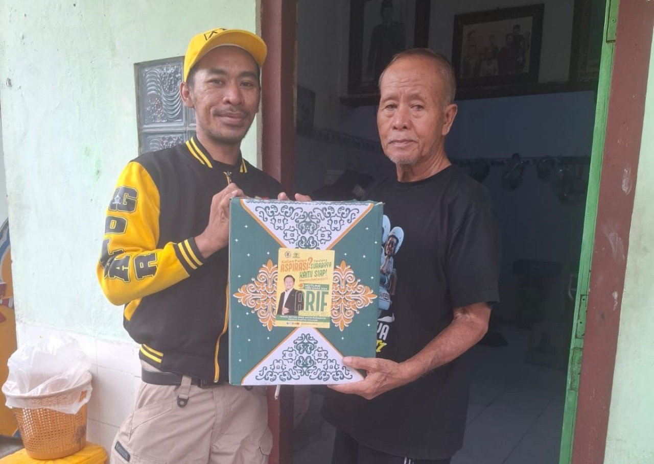 paket sembako dari Wakil Ketua DPRD Kota Surabaya Arif Fathoni yang dibagikan kepada warga