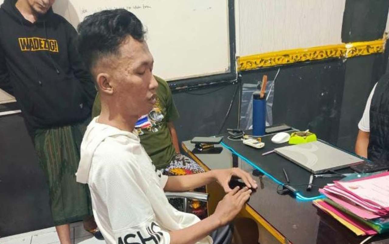 Pemuda asal Wiroborang Kecamatan Mayangan Kota Probolinggo, pemilik akun medsos @fadylastakhov13 saat diamankan di Mapolres Probolinggo Kota. (Foto: M. Hidayatullah/Lingkaran.net)