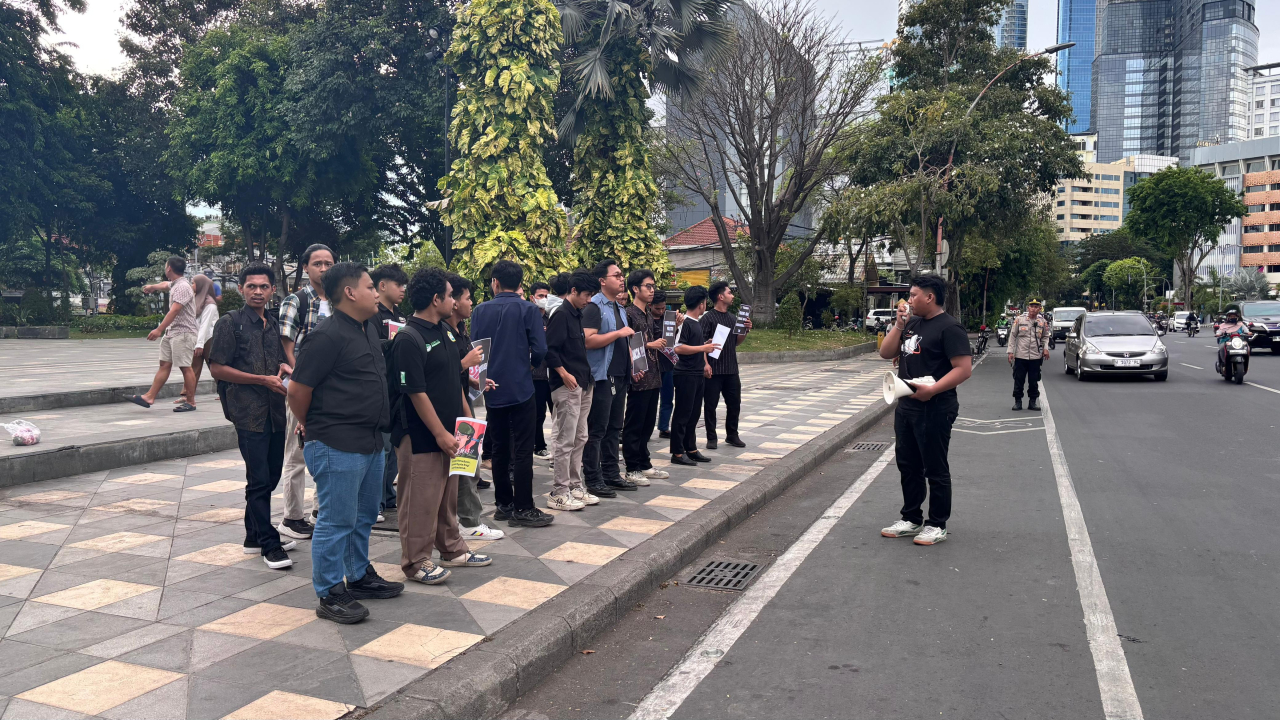 BEM Nusantara Jatim saat menggelar aksi satu tahun pemerintahan Prabowo-Gibran di depan Grahadi