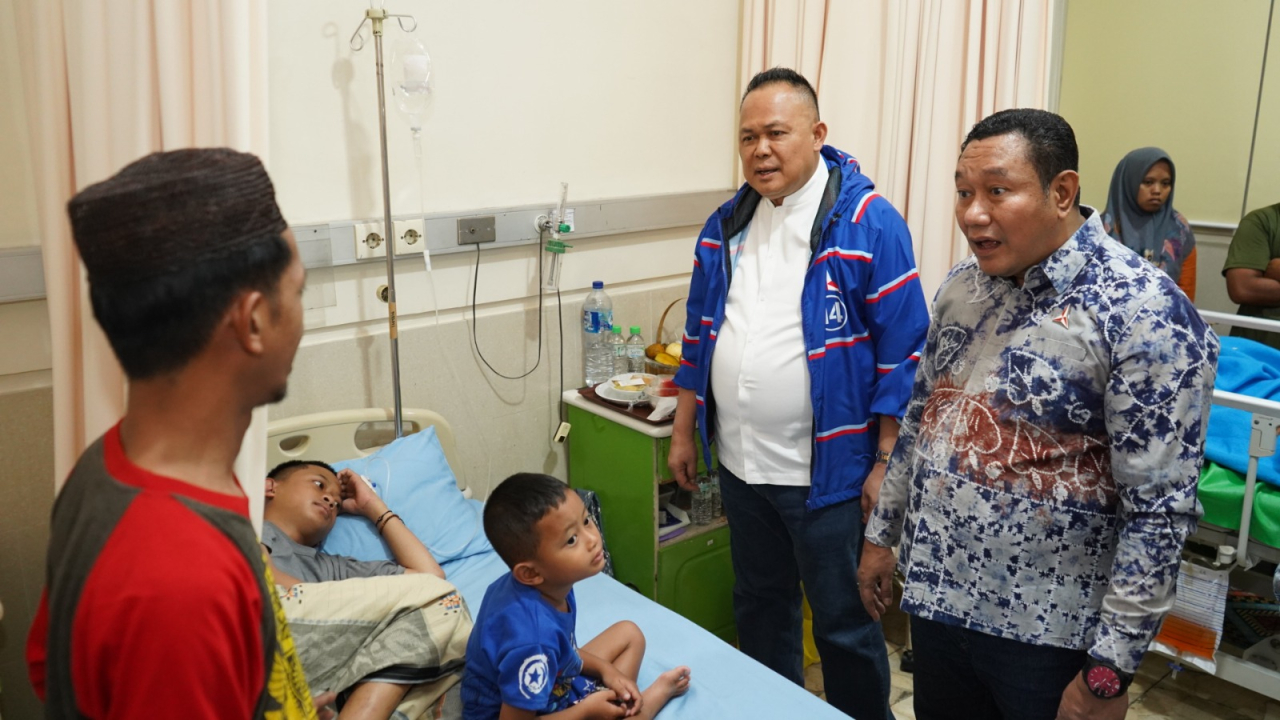 Demokrat Jatim menjenguk korban runtuhnya musala Pondok Pesantren Al Khoziny, Buduran, Sidoarjo.  