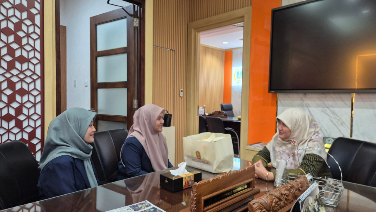 Lilik Hendarwati saat menerima kunjungan mahasiswa Fakultas Ekonomika dan Bisnis Universitas Negeri Surabaya (Unesa) di ruang Fraksi PKS DPRD Jawa Timur. 