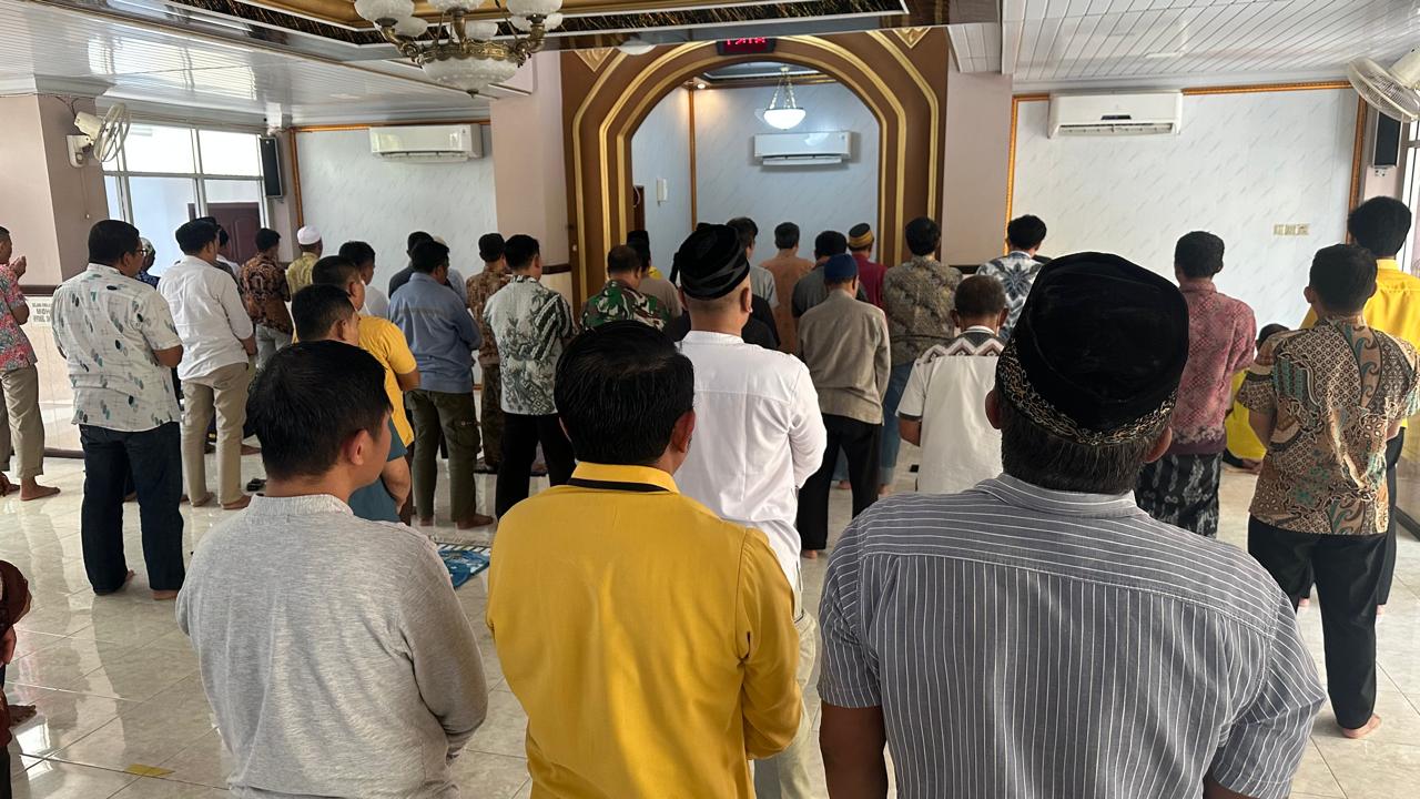Golkar Jatim menggelar salat gaib dan doa tahlil untuk para korban tragedi runtuhnya musala di Ponpes Al-Khoziny, Buduran, Sidoarjo.