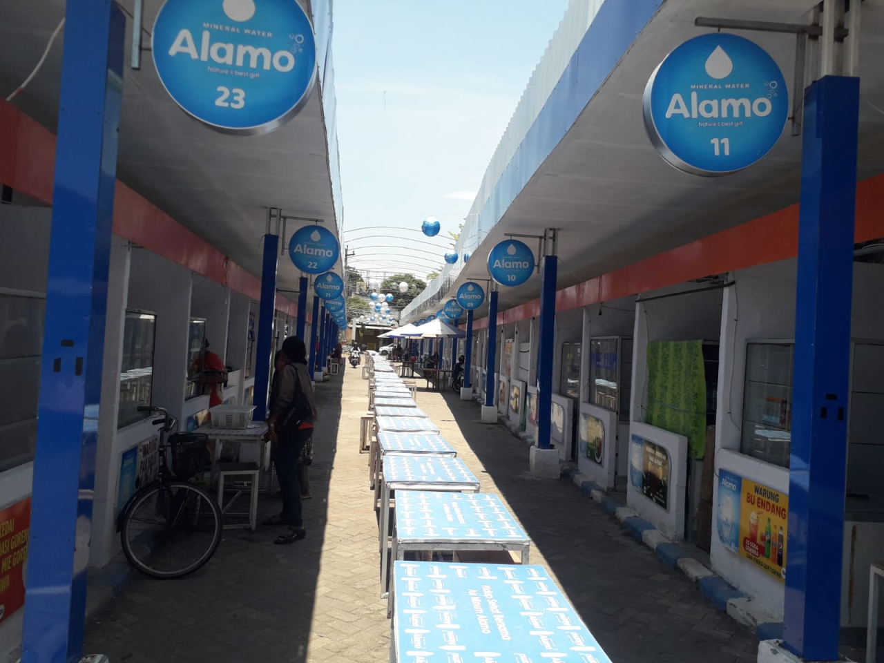 Sentra kuliner GOR A Yani Kota Probolinggo yang sepi. (Foto: M Hidayatullah/lingkaran.net)