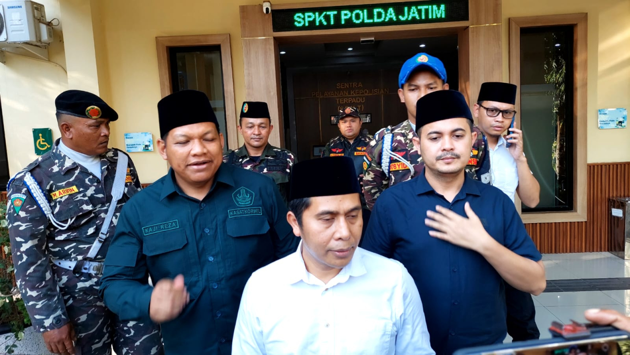 PW GP Ansor Jatim melaporkan stasiun televisi Trans7 ke Polda Jatim, Selasa (14/10/2025).