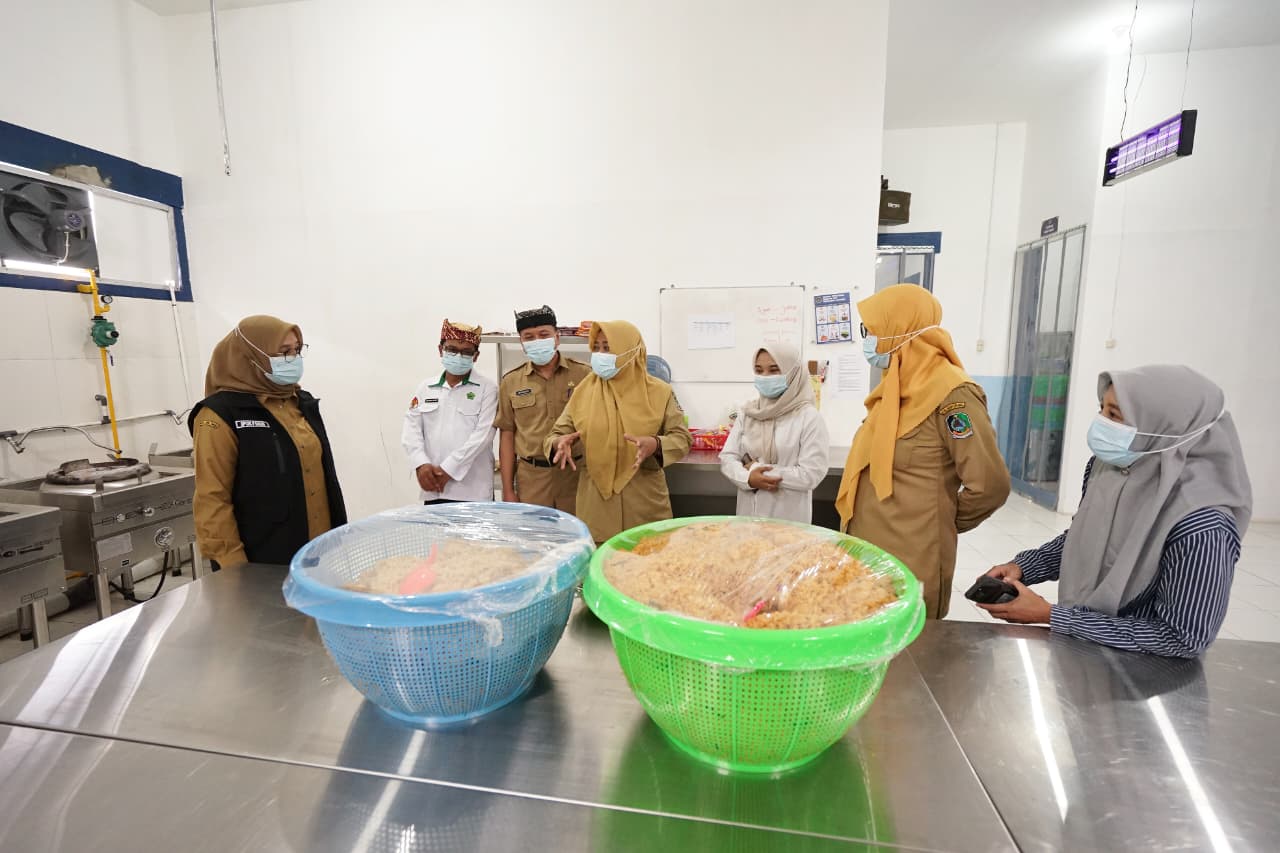 Bupati Ipuk saat meninjau salah satu SPPG di wilayah Kecamatan Giri, Banyuwangi. (Foto: Humas Pemkab Banyuwangi)