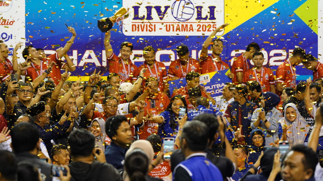 kedua kiri) berselebrasi bersama sejumlah pebola voli LavAni Navy usai menerima penghargaan juara pertama Livoli Divisi Utama di GOR Ki Mageti, Magetan, Jawa Timur, Minggu (19/10/2025).