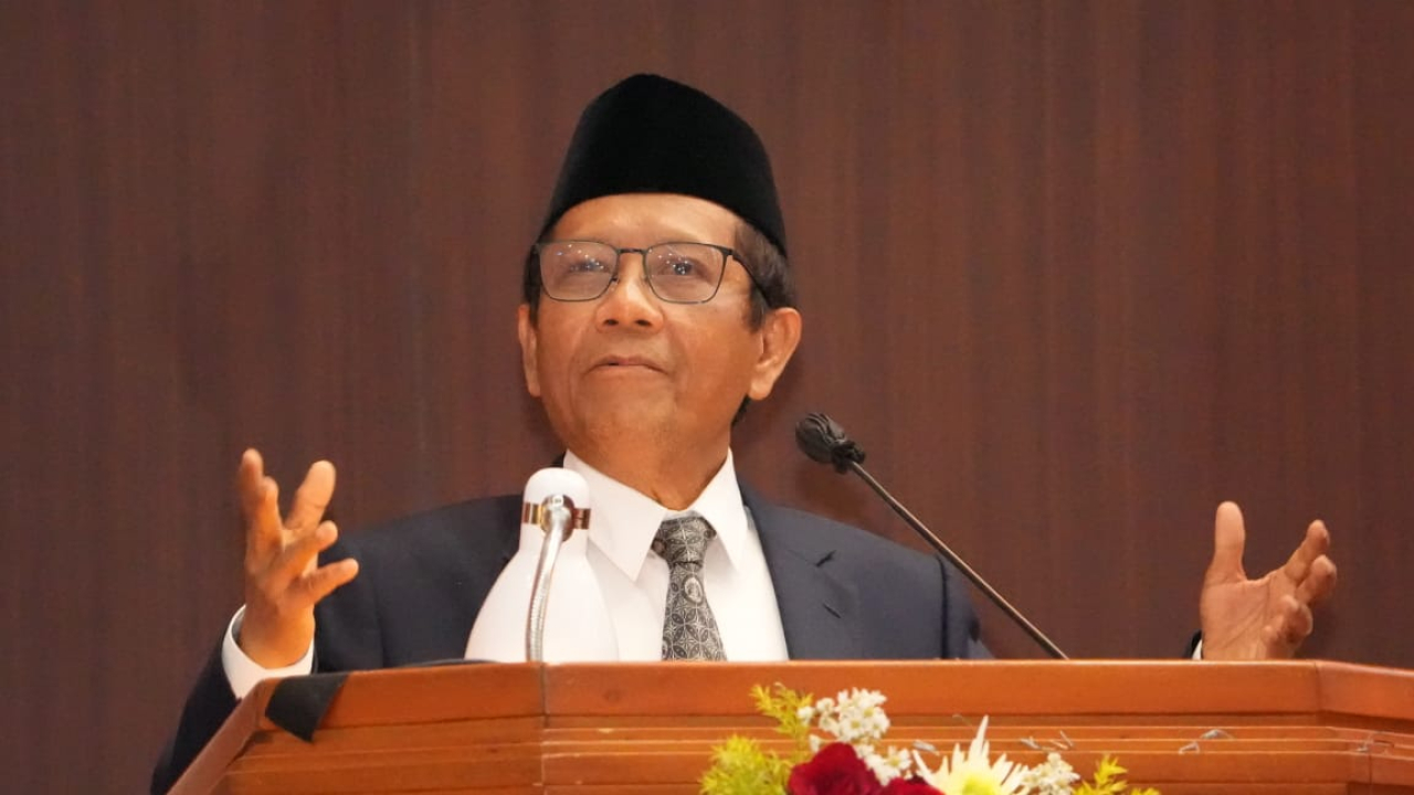 Prof. Dr. H. Mohammad Mahfud Mahmuddin menyampaikan orasi ilmiah pada rapat paripurna DPRD Jatim memperingati HUT Ke-80 Jatim di Surabaya, Minggu (12/10/2025). (Humas DPRD Jatim)