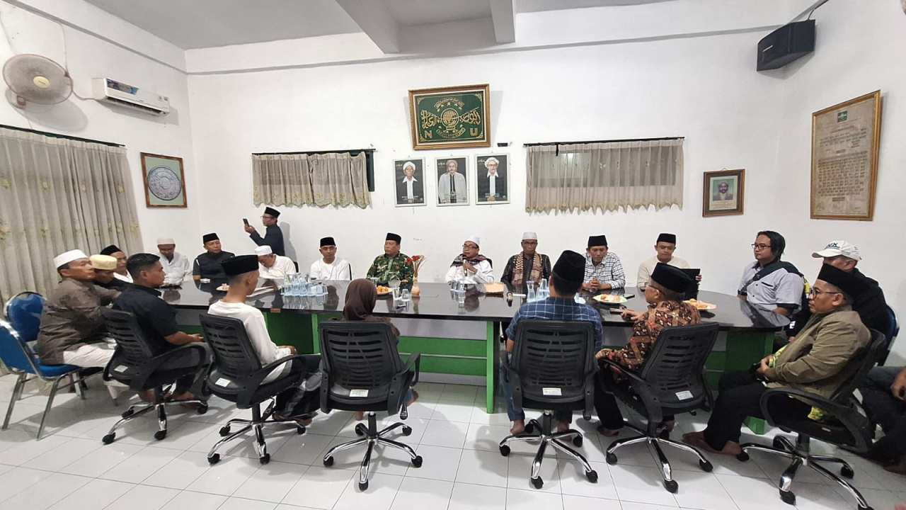 Proses perdamaian di aula Kantor PCNU Kota Probolinggo. (Foto: M Hidayatullah/Lingkaran.net)