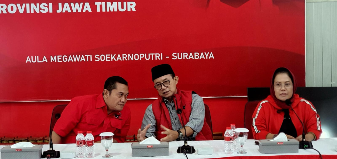 Wakil Ketua Bidang Kehormatan DPD PDIP Jatim, Budi ‘Kanang’ Sulistyono (tengah) saat mengumumkan pengunduran anggotanya yang tersandung kasus.