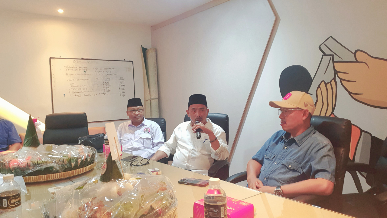 Peresmian Pressroom Pokja Indrapura dihadiri langsung oleh Ketua DPRD Jatim Musyafak Rouf (tengah), Senator Ahmad Nawardi (kanan) dan Komisioner KPID Jatim Rosnindar Prio Eko Rahardjo (kiri), Rabu (8/10/2025).