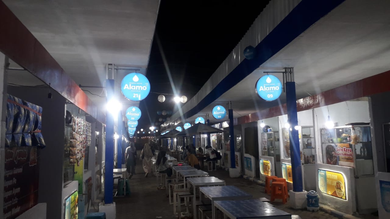 Suasana sentra kuliner di area GOR A Yani di Jalan Dr Soetomo Kota Probolinggo. (Foto: M Hidayatullah/Lingkaran.net)