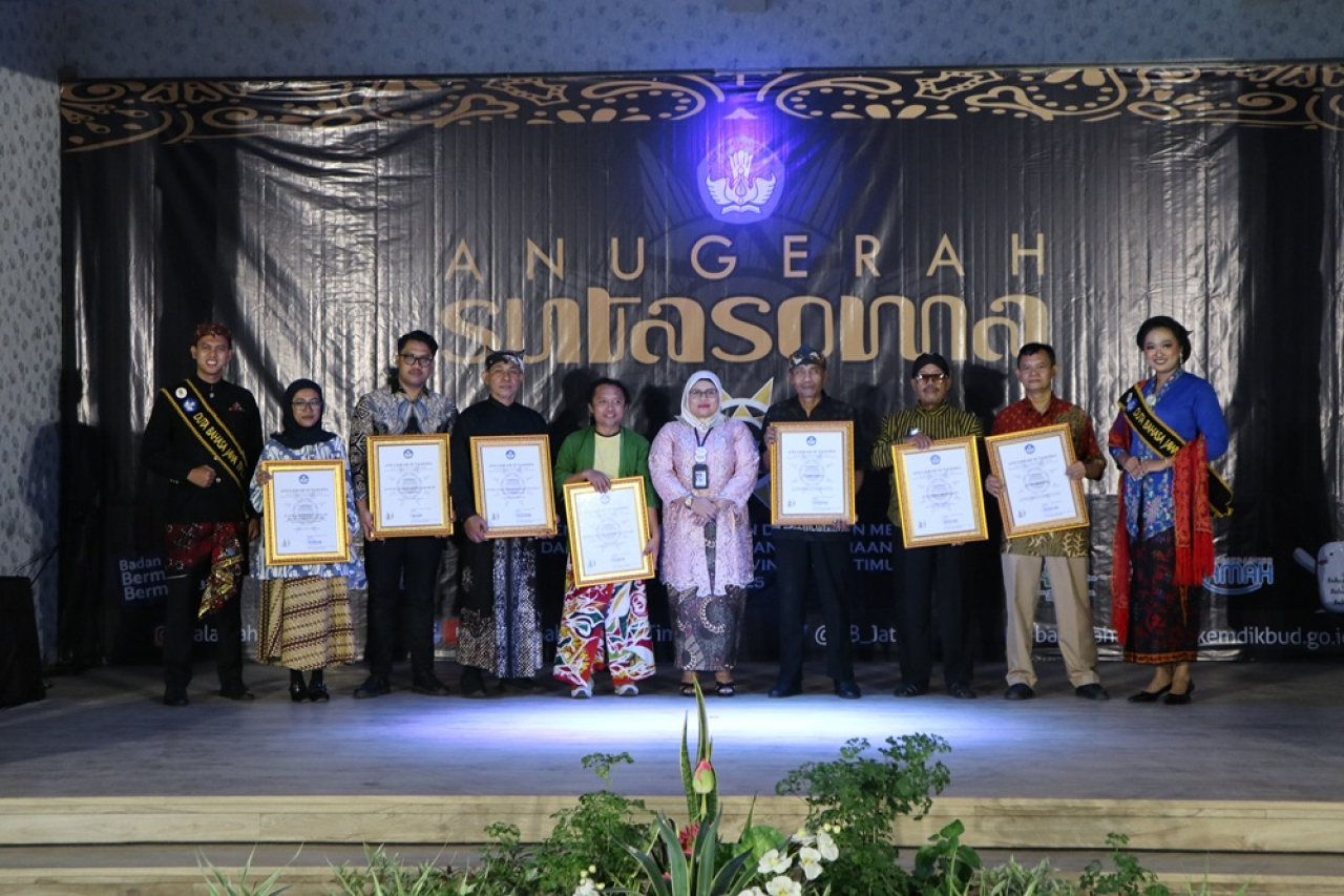 Para peraih penghargaan Anugerah Sutasoma bersama Kepala Balai Bahasa Provinsi Jawa Timur, Dr. Puji Retno Hardiningtyas, S.S., M.Hum (tengah). (Foto: Ist)