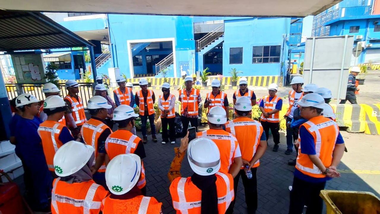 TTL berkomitmen tidak hanya patuh terhadap standar K3L, tetapi juga menjadi teladan dalam penerapan budaya kerja yang aman, produktif, dan berkelanjutan. (Foto: Humas Terminal Teluk Lamong)
