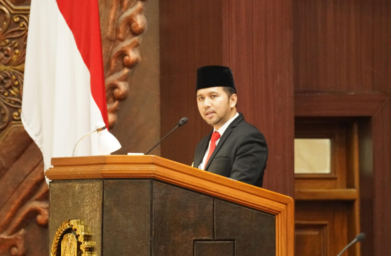 Wagub Emil Dardak saat menyampaikan Jawaban Gubernur atas Pemandangan Umum Fraksi-Fraksi DPRD Jawa Timur terhadap Rancangan Peraturan Daerah (Raperda) tentang Perubahan atas Perda Nomor 3 Tahun 2010 tentang Penanggulangan Bencana di Provinsi Jawa Timur.