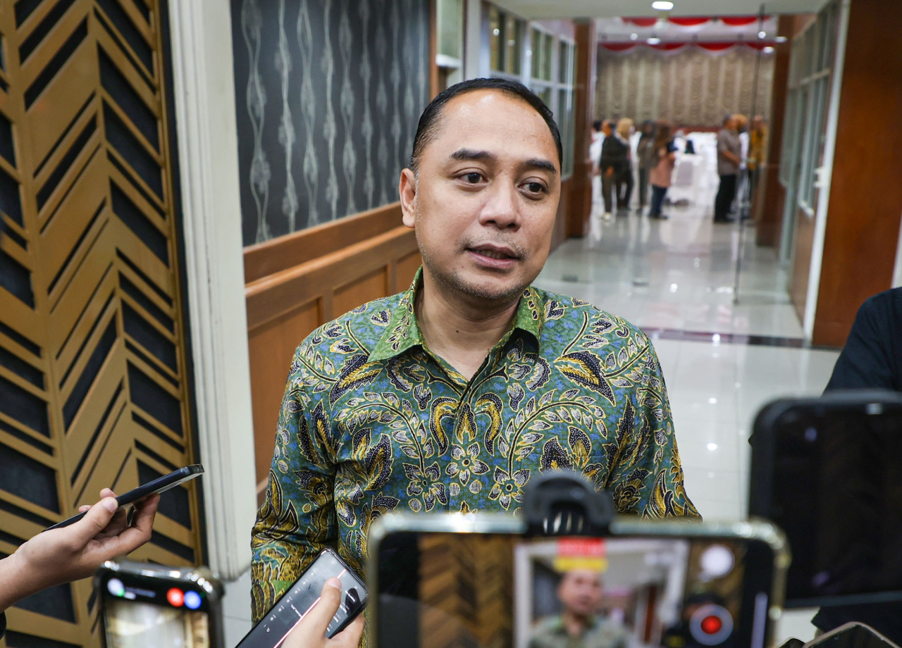 Wali Kota Surabaya Eri Cahyadi diwawancarai wartawan