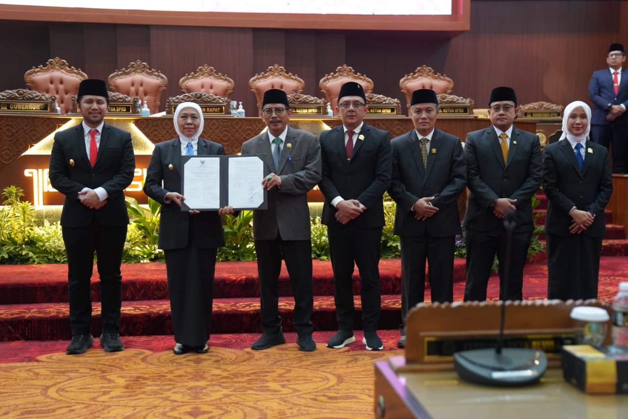 Ketua DPRD Jatim Musyafak Rouf menandatangani kesepakatan bersama Raperda APBD 2026, Sabtu (15/11). (Foto Humas DPRD Jawa Timur) 