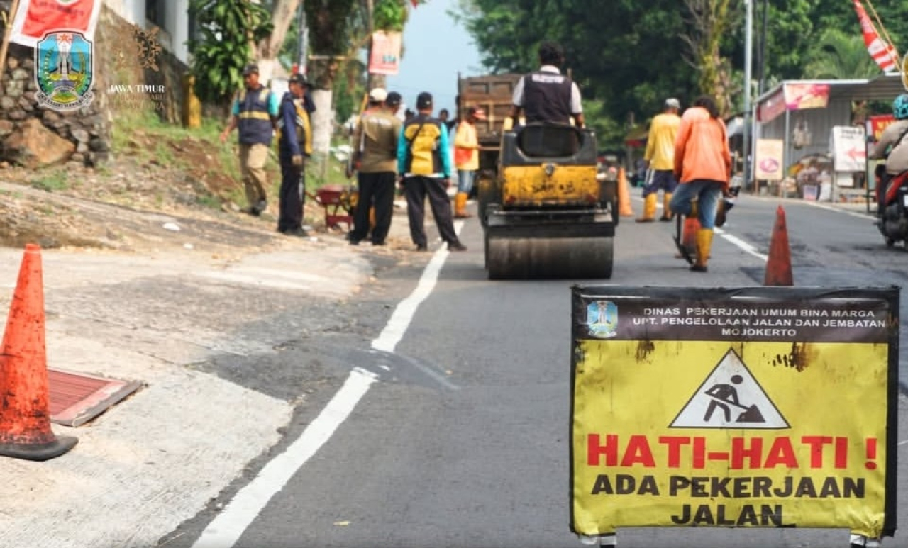 UPT PJJ Mojokerto mantapkan jalan ruas batas Kota Batu-Pacet lewat pekerjaan patching. (Foto IG DPU Bina Marga Jatim)