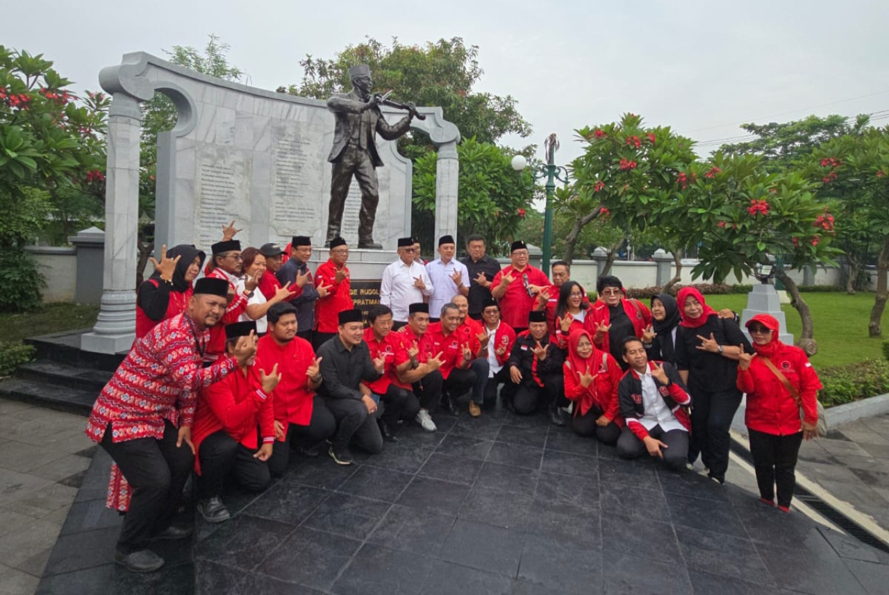 Wakil Ketua DPRD Jatim Deni Wicaksono peringati Hari Pahlawan 10 November di Makam WR Soepratman di Surabaya. (Foto Deni for Lingkaran.net)