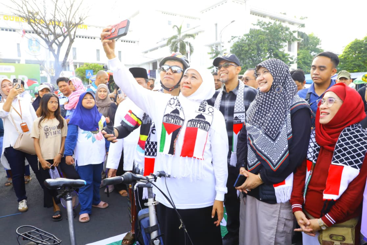 Anggota DPRD Jawa Timur, Lilik Hendarwati turut hadir di acara Ride for Palestine 2 yang dilepas langsung oleh Gubernur Jawa Timur Khofifah Indar Parawansa di Tugu Pahlawan Surabaya. (Foto Lilik for Lingkaran.net)