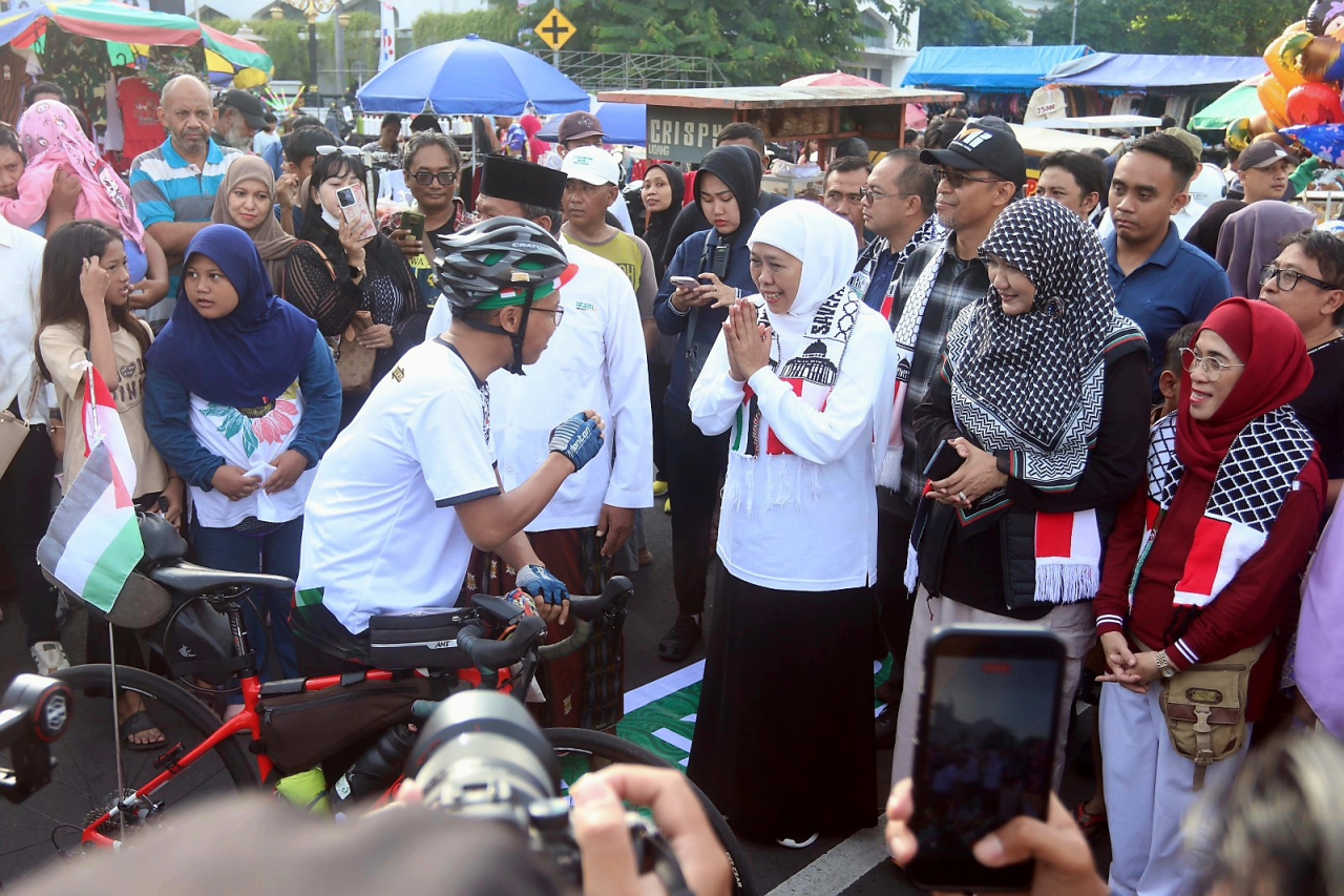 Gubernur Jawa Timur Khofifah Indar Parawansa melepas ratusan peserta Gowes Bareng (GOBAR) dalam kegiatan “1000 KM Ride for Palestine 2” di Tugu Pahlawan, Minggu (9/11/2025).