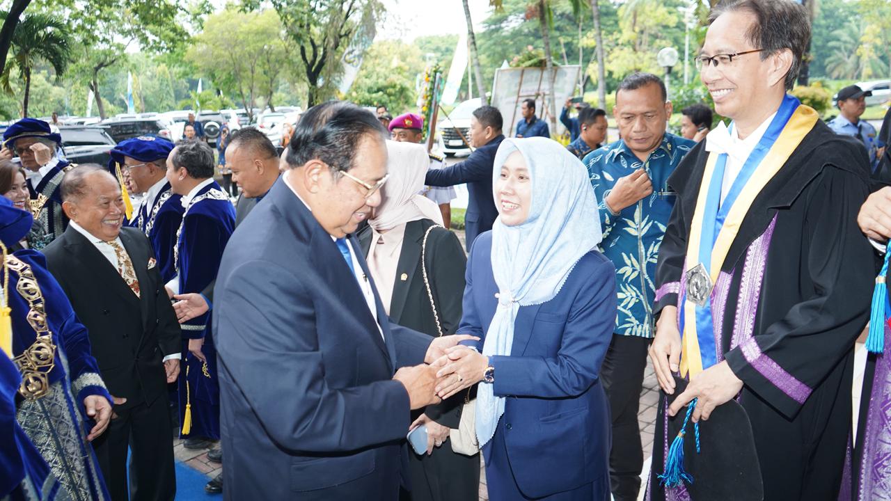 Sri Wahyuni, Wakil Ketua DPRD Jatim saat menghadiri acara penghargaan Sepuluh Nopember kepada Presiden ke-6 RI Jenderal TNI (Purn) Prof Dr H Susilo Bambang Yudhoyono MA GCB AC di acara Puncak Dies Natalis ke-65 ITS. (Foto Sri Wahyuni for Lingkaran)