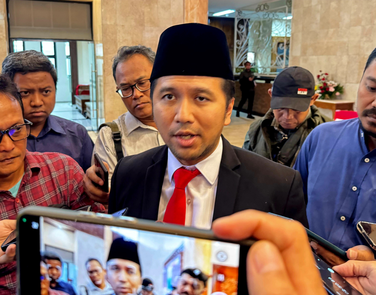Wagub Jatim Emil Dardak usai menghadiri rapat Paripurna DPRD Jawa Timur, Senin (3/11/2025).