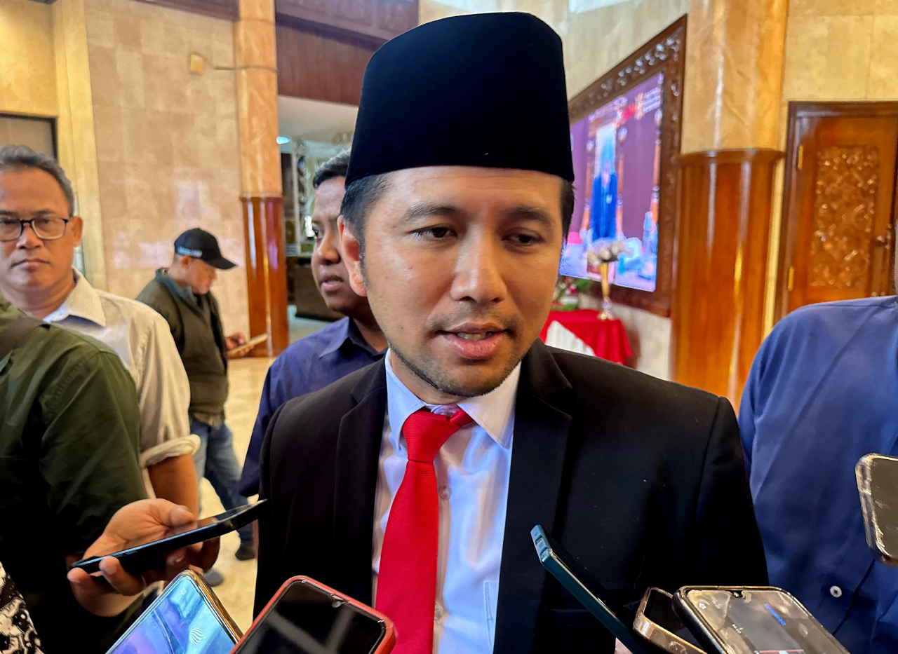 Wagub Jatim Emil Dardak saat ditemui usai menghadiri rapat Paripurna DPRD Jawa Timur, Senin (3/11/2025).