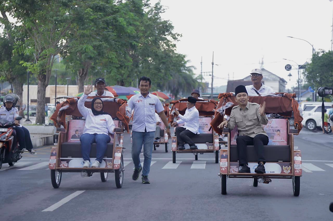 Presiden Prabowo serahkan 100 becak listrik di Jember.