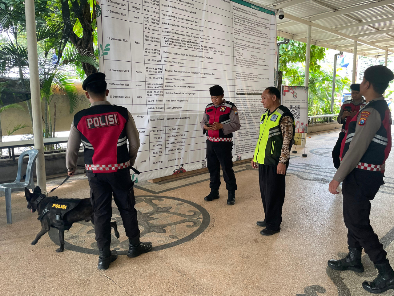 Polda Jawa Timur mengerahkan Unit K9 Polsatwa Direktorat Samapta (Ditsamapta) untuk melakukan patroli dan sterilisasi di sejumlah gereja.