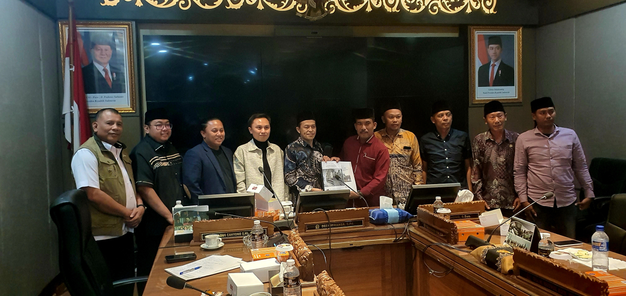 Komisi A DPRD Jatim terima audiensi puluhan warga yang tergabung dalam Forum Komunikasi Tani Antar Desa (Fakta) Kecamatan Nguling, Kabupaten Pasuruan, Rabu (17/12/2025).