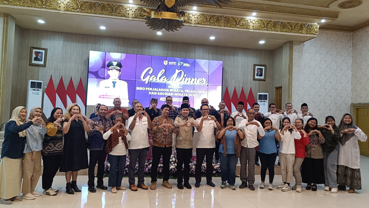 Pemkab Jember menggelar gala dinner bersama pelaku industri pariwisata dan biro perjalanan wisata Bali, Minggu malam (14/12/2025), di Pendopo Wahyawibawagraha, Jember. 