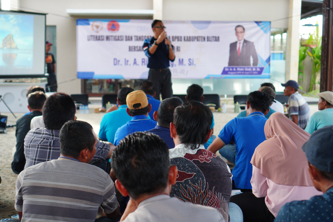 Anggota DPR RI Ahmad Rizki Sadig bersama BPBD Kabupaten Blitar melakukan sosialisasi literasi mitigasi dan tanggap bencana digelar di Kecamatan Wonodadi, dengan melibatkan langsung warga, Minggu (14/12/2025).