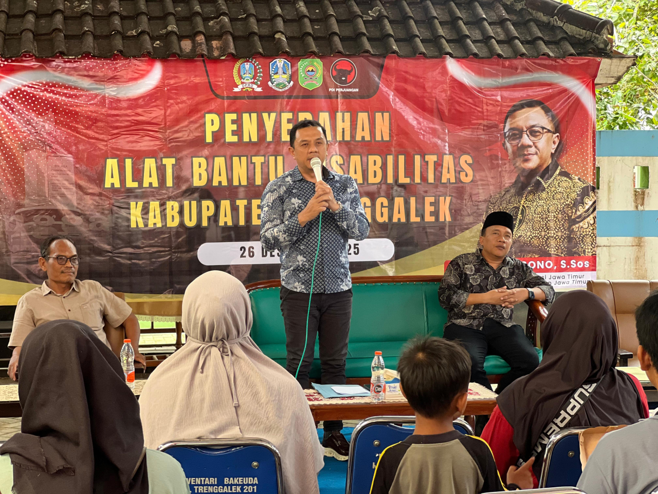 Wakil Ketua DPRD Jatim, Deni Wicaksono menyalurkan bantuan alat bantu disabilitas dari Dinas Sosial Provinsi Jatim kepada warga Kabupaten Trenggalek.