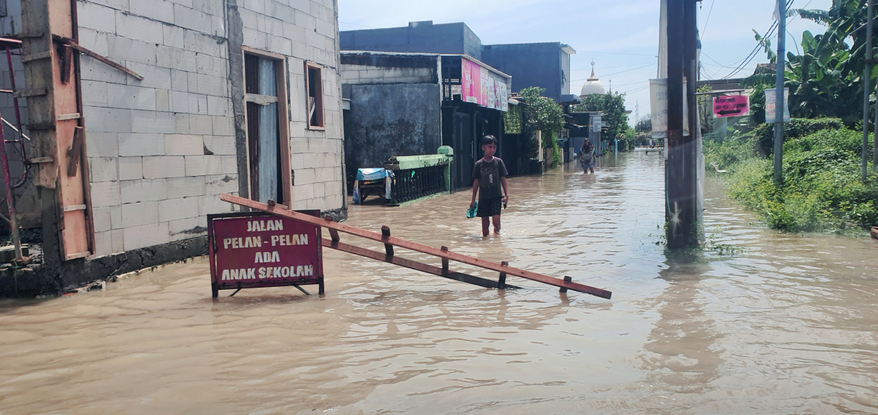 Kondisi banjir yang menggenangi Desa Spande, Sidoarjo beberapa hari lalu. (Foto Alkalifi/Lingkaran.net)