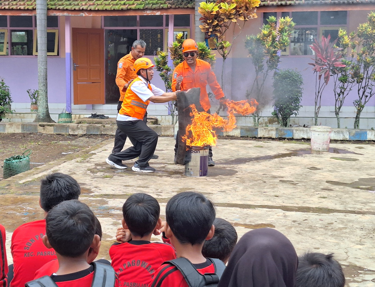 BPBD Jatim berkolaborasi dengan Pak Ribut Santoso, guru viral asal Lumajang, menggelar edukasi kebencanaan di SDN 01 Pagowan, Kecamatan Pasrujambe, Kabupaten Lumajang.