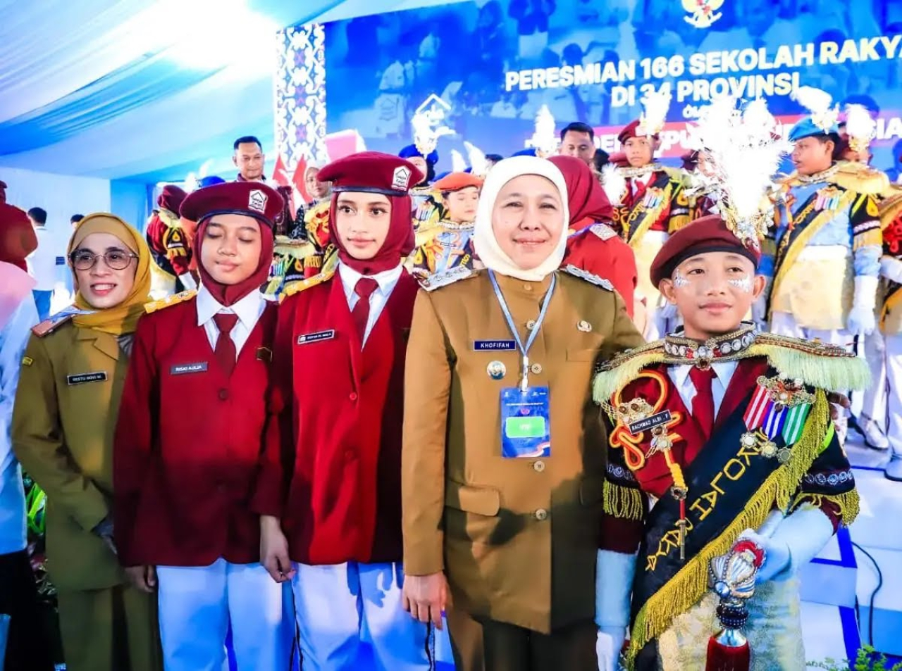 Gubernur Jatim Khofifah Indar Parawansa saat menghadiri peresmian 166 titik Sekolah Rakyat dan peletakan batu pertama 104 SR permanen dilakukan di SRT 9 Banjarbaru, BBPPK. (Foto Humas Pemprov Jatim)